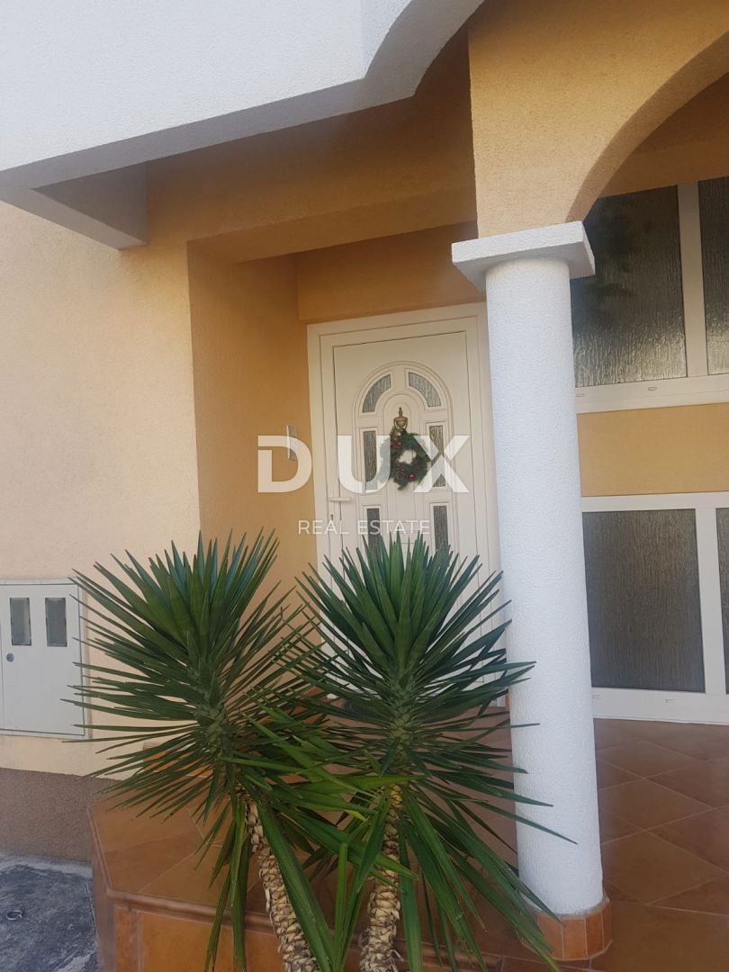 ZADAR, BORIK - PRILOŽNOST! Vila s 4 prostornimi apartmaji in pogledom na morje!