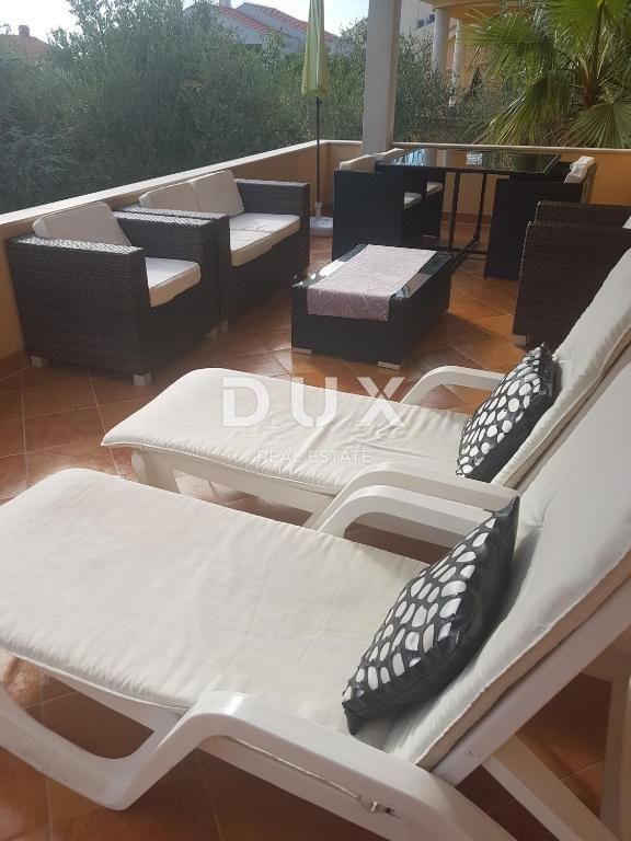 ZADAR, BORIK - PRILOŽNOST! Vila s 4 prostornimi apartmaji in pogledom na morje!