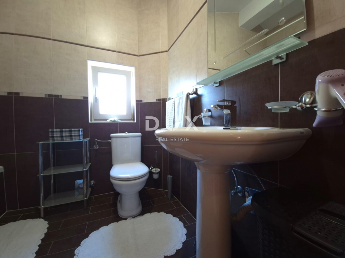 ZADAR, BORIK - PRILOŽNOST! Vila s 4 prostornimi apartmaji in pogledom na morje!