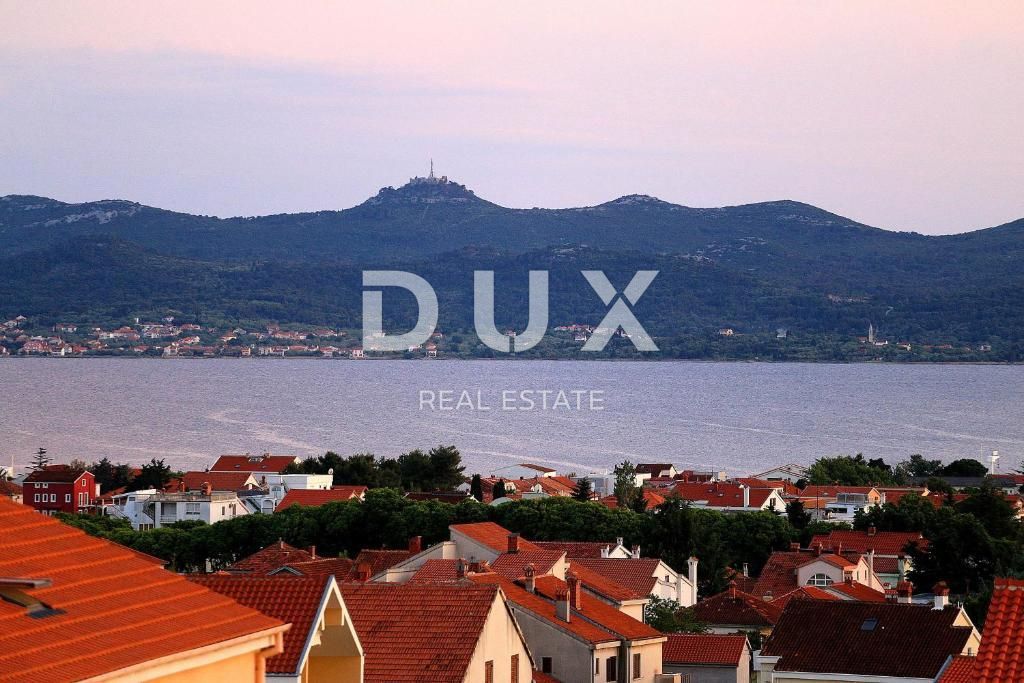 ZADAR, BORIK - PRILOŽNOST! Vila s 4 prostornimi apartmaji in pogledom na morje!