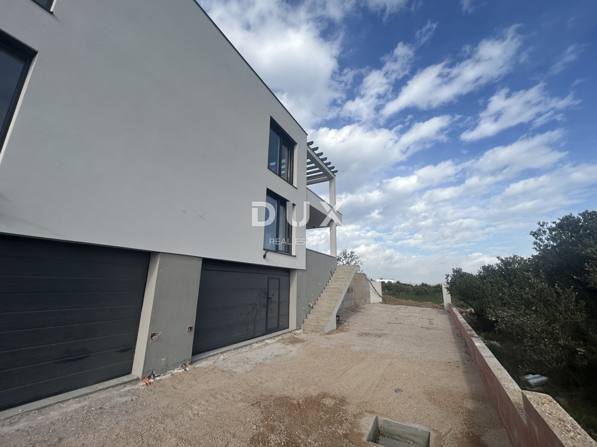 ŠIBENIK, VODICE - Dvojček hiše z bazenom in panoramskim pogledom na morje in Vodice