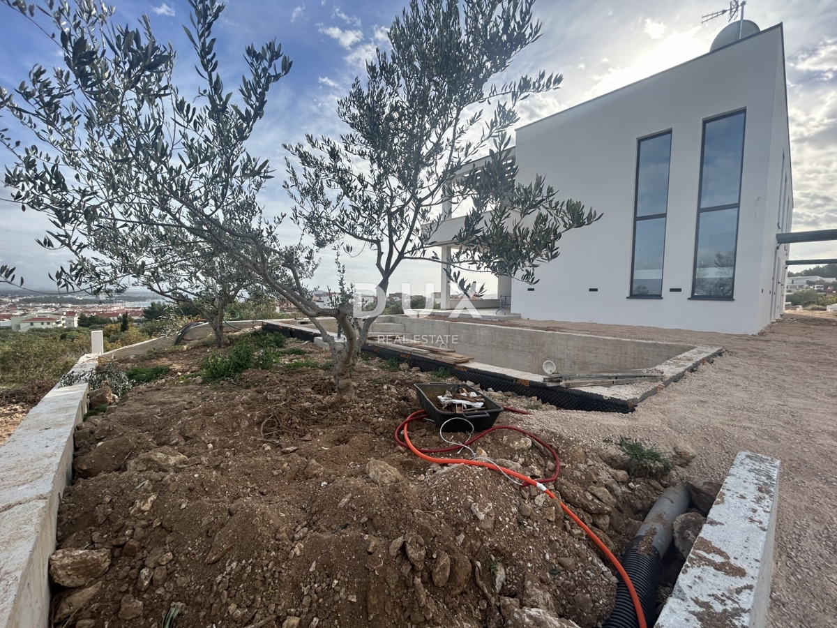 ŠIBENIK, VODICE - Dvojček hiše z bazenom in panoramskim pogledom na morje in Vodice