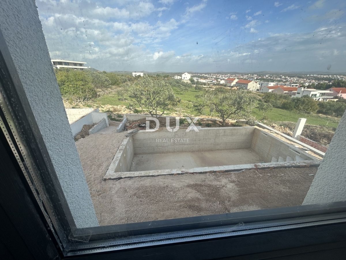 ŠIBENIK, VODICE - Dvojček hiše z bazenom in panoramskim pogledom na morje in Vodice