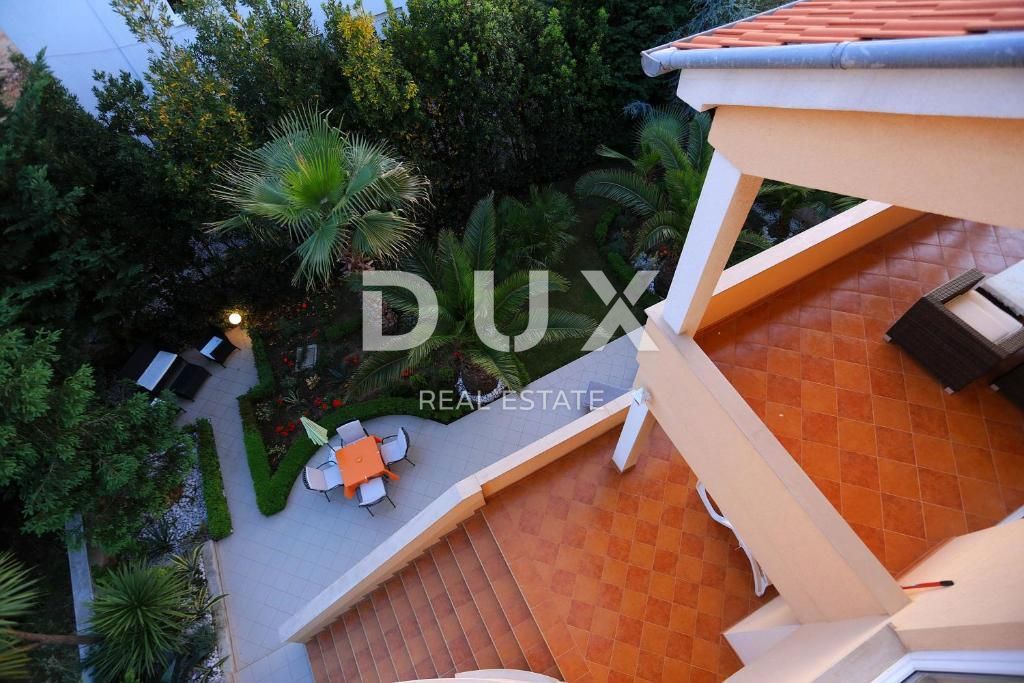 ZADAR, BORIK - PRILOŽNOST! Vila s 4 prostornimi apartmaji in pogledom na morje!