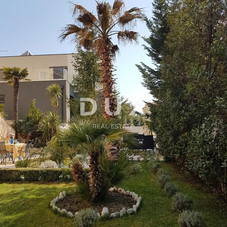 ZADAR, BORIK - PRILOŽNOST! Vila s 4 prostornimi apartmaji in pogledom na morje!