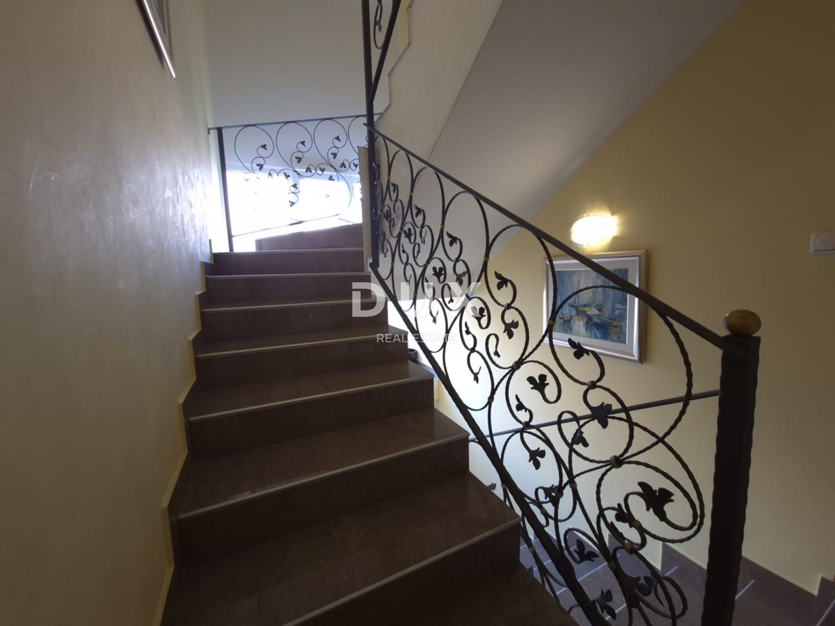 ZADAR, BORIK - PRILOŽNOST! Vila s 4 prostornimi apartmaji in pogledom na morje!