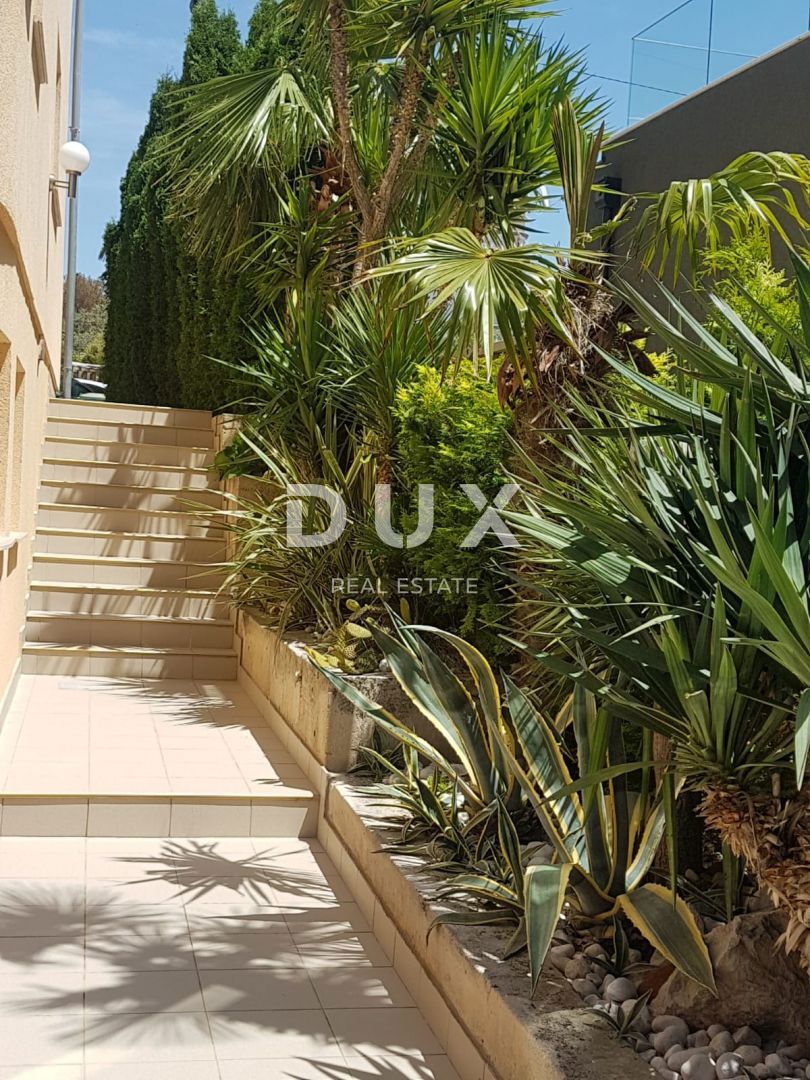 ZADAR, BORIK - PRILOŽNOST! Vila s 4 prostornimi apartmaji in pogledom na morje!