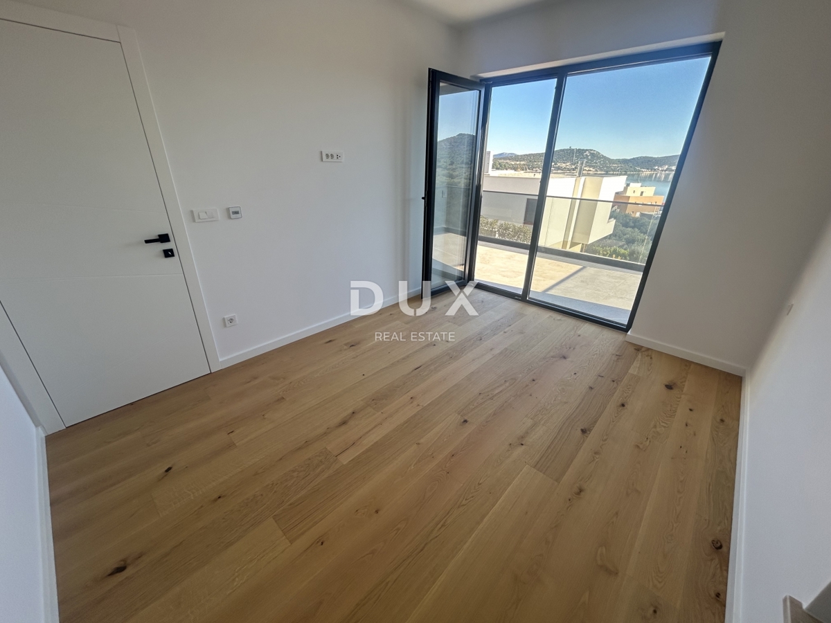 OTOK MURTER, BETINA - Moderna vila z bazenom in pogledom na morje