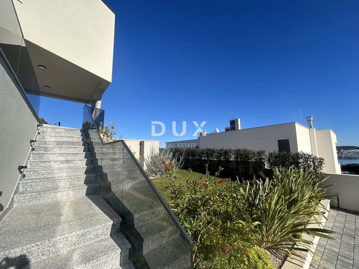 OTOK MURTER, BETINA - Moderna vila z bazenom in pogledom na morje