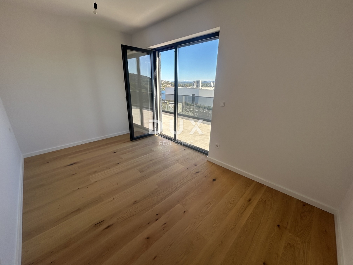 OTOK MURTER, BETINA - Moderna vila z bazenom in pogledom na morje