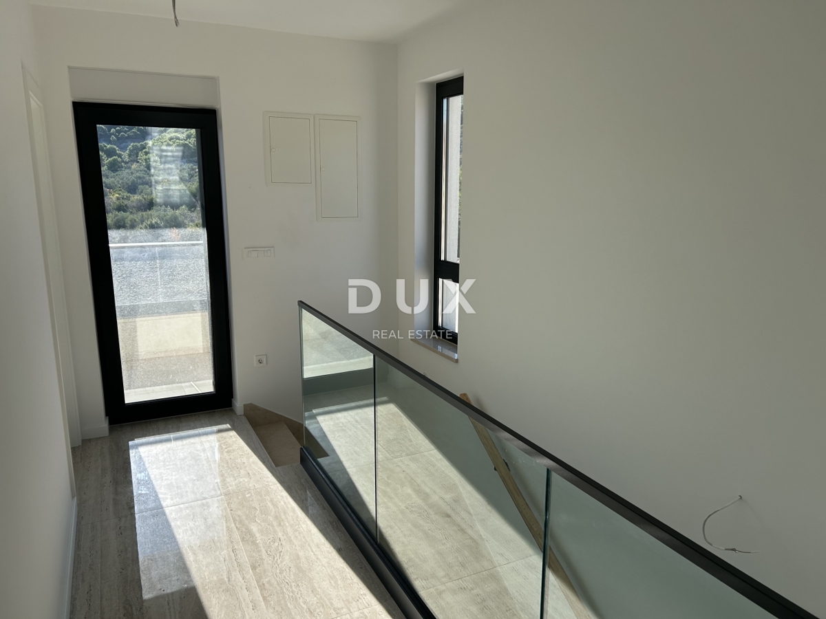 OTOK MURTER, BETINA - Moderna vila z bazenom in pogledom na morje