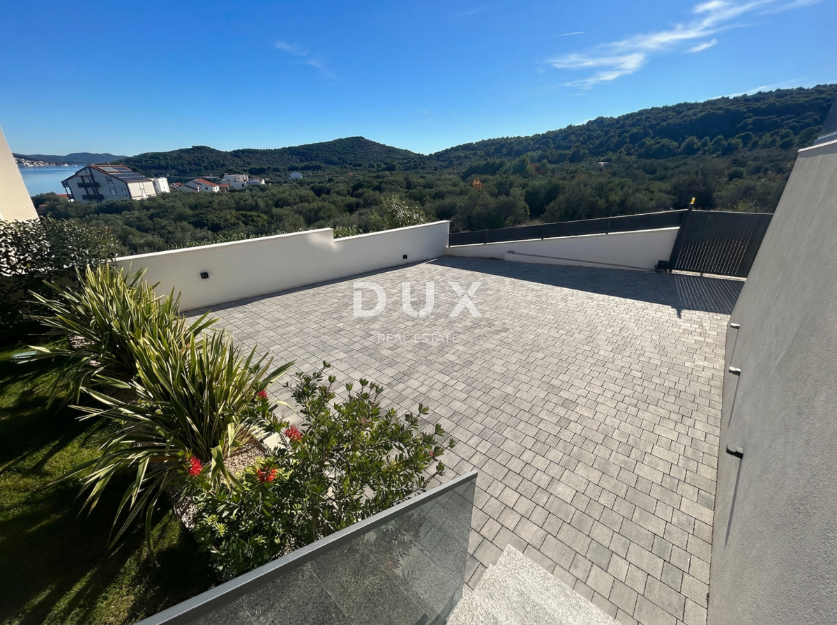 OTOK MURTER, BETINA - Moderna vila z bazenom in pogledom na morje