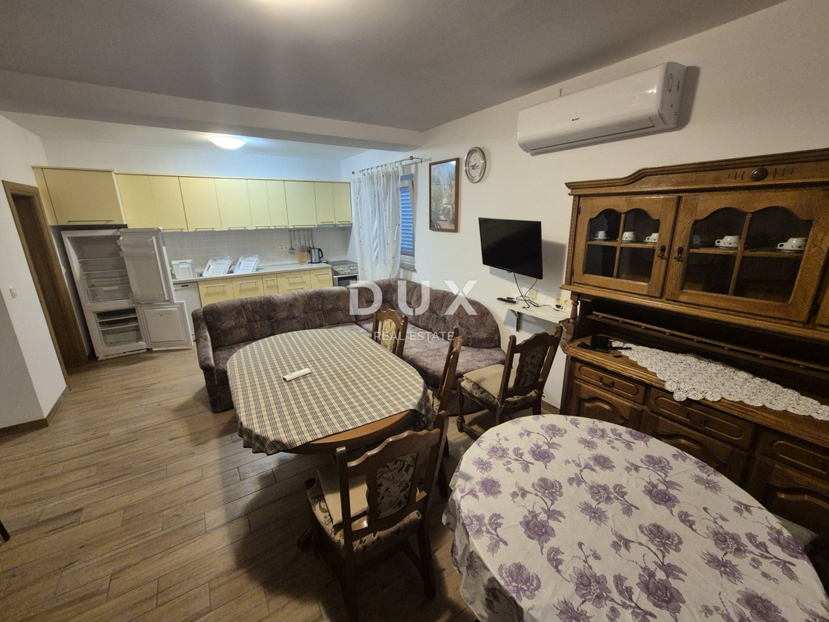 ŠIBENIK, PIROVAC - Hiša s 3 velikimi apartmaji, prostornim dvoriščem in odlično lokacijo, 300 m od morja!