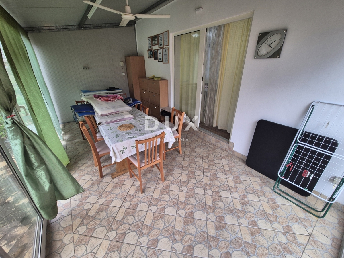 ŠIBENIK, PIROVAC - Hiša s 3 velikimi apartmaji, prostornim dvoriščem in odlično lokacijo, 300 m od morja!