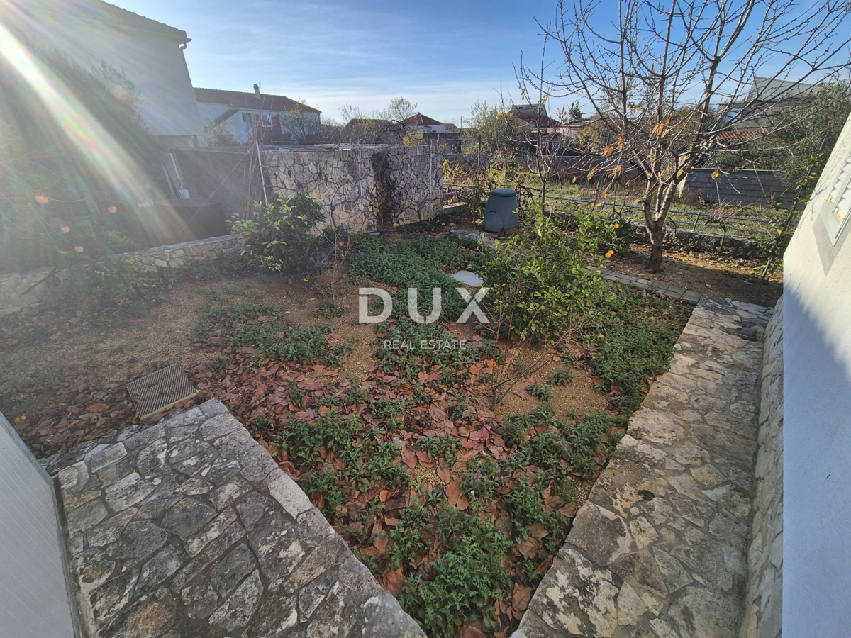 ŠIBENIK, PIROVAC - Hiša s 3 velikimi apartmaji, prostornim dvoriščem in odlično lokacijo, 300 m od morja!