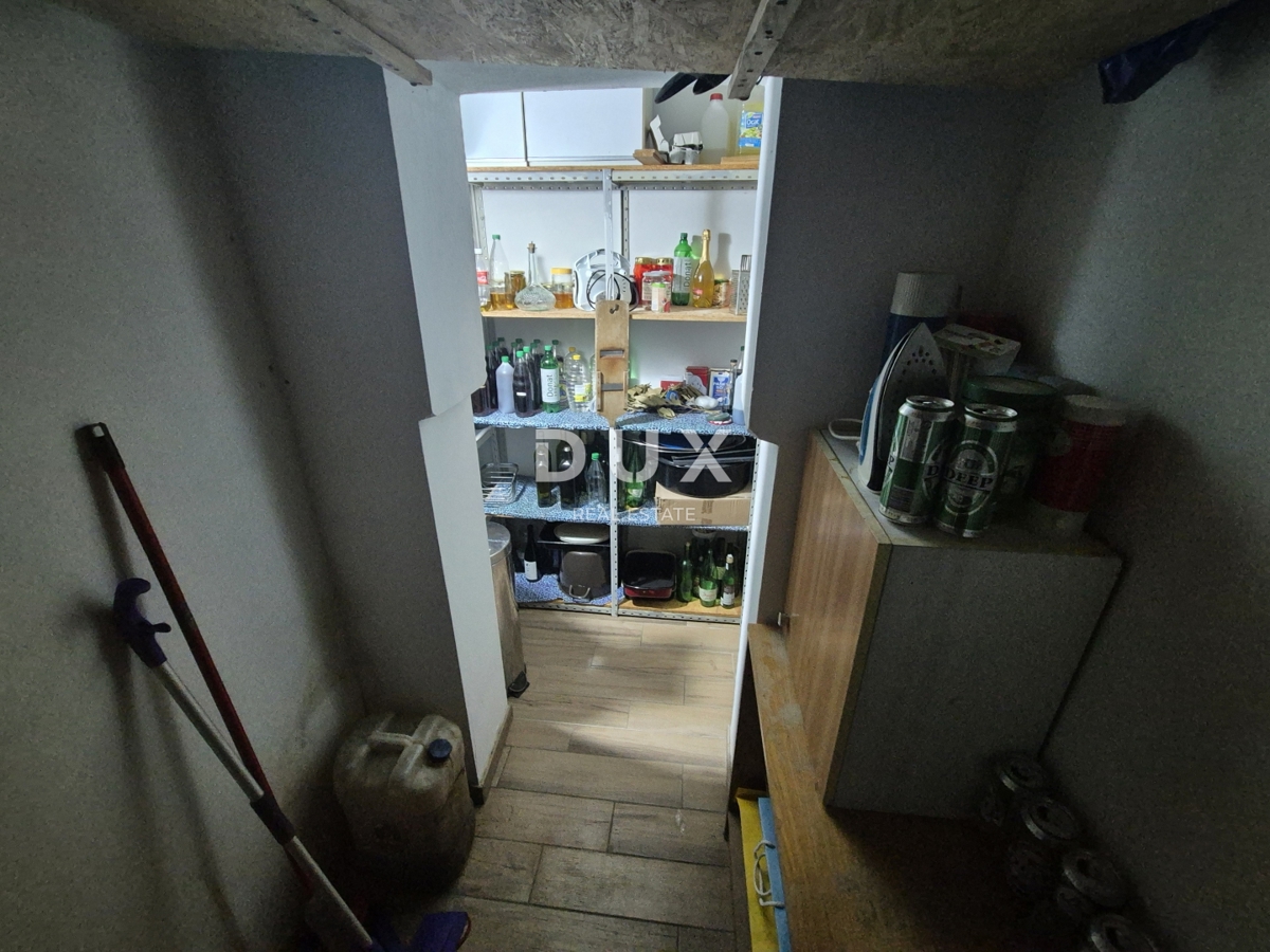 ŠIBENIK, PIROVAC - Hiša s 3 velikimi apartmaji, prostornim dvoriščem in odlično lokacijo, 300 m od morja!