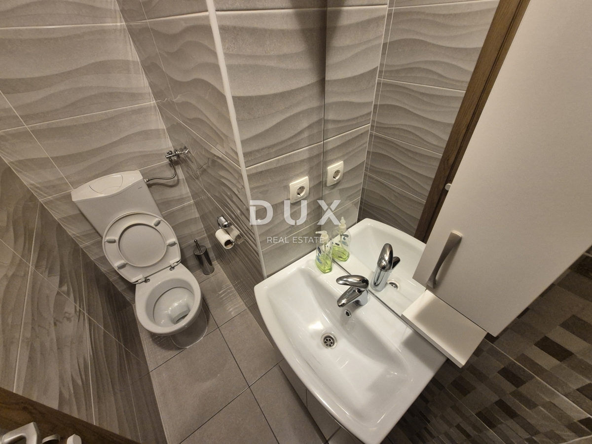 ŠIBENIK, PIROVAC - Hiša s 3 velikimi apartmaji, prostornim dvoriščem in odlično lokacijo, 300 m od morja!