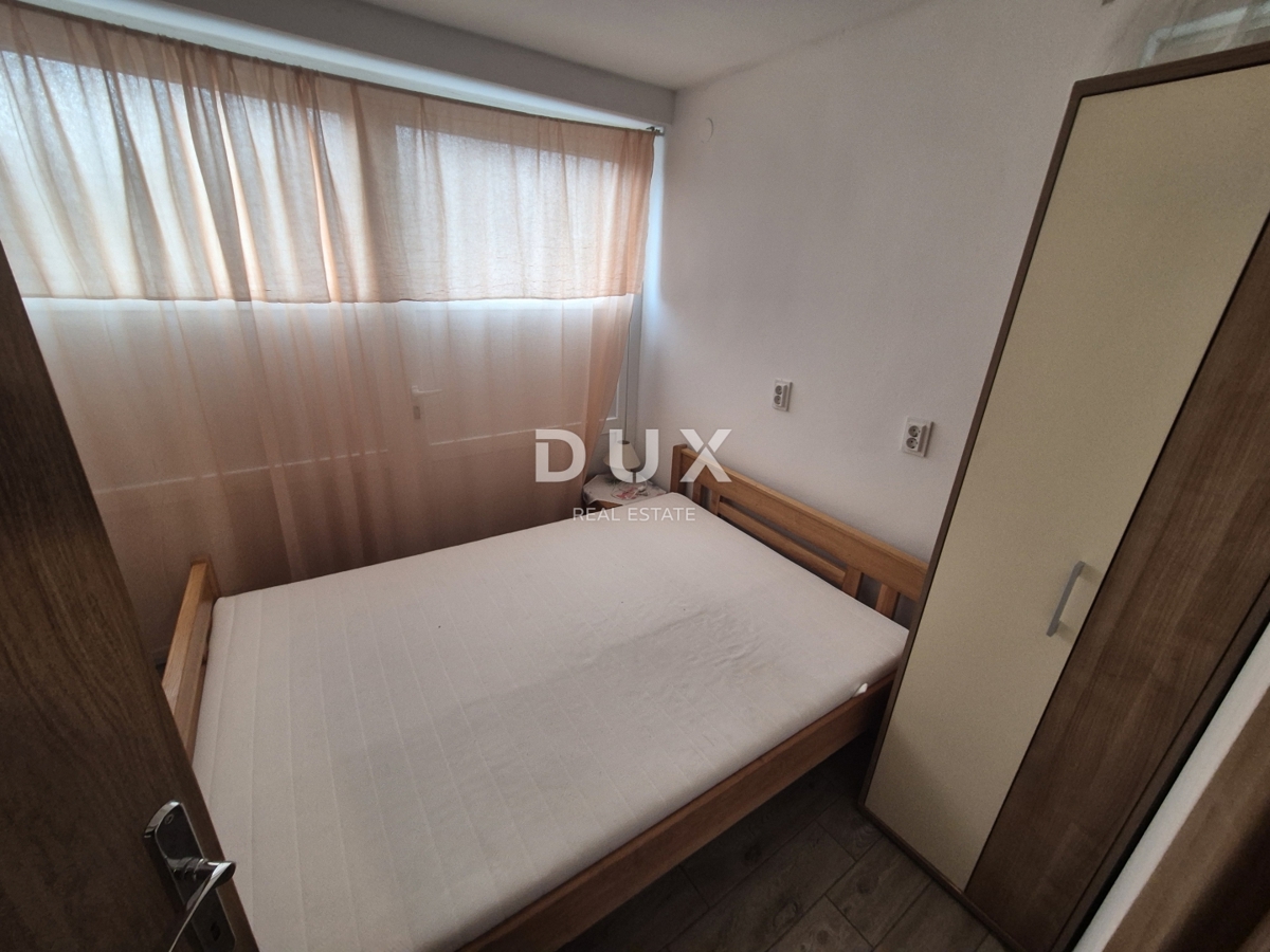 ŠIBENIK, PIROVAC - Hiša s 3 velikimi apartmaji, prostornim dvoriščem in odlično lokacijo, 300 m od morja!