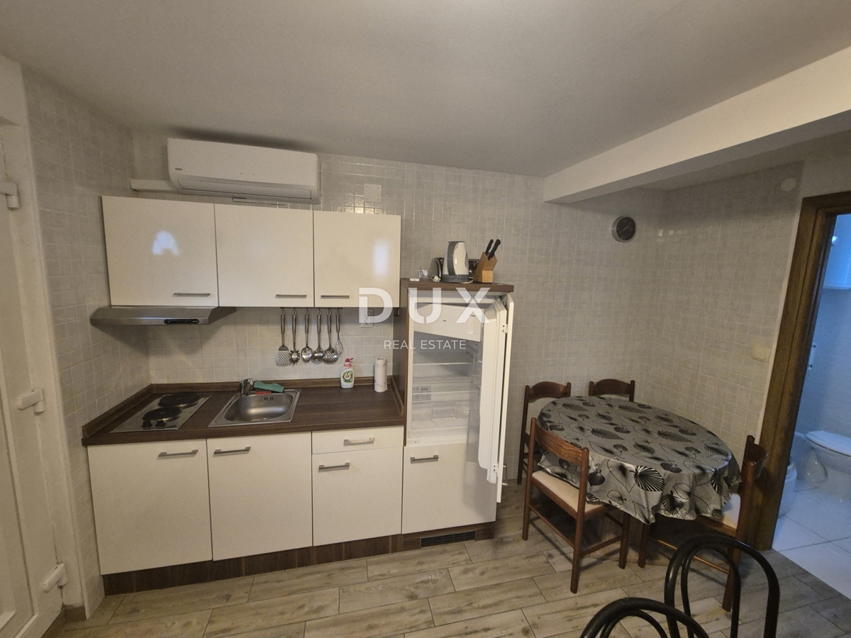 ŠIBENIK, PIROVAC - Hiša s 3 velikimi apartmaji, prostornim dvoriščem in odlično lokacijo, 300 m od morja!