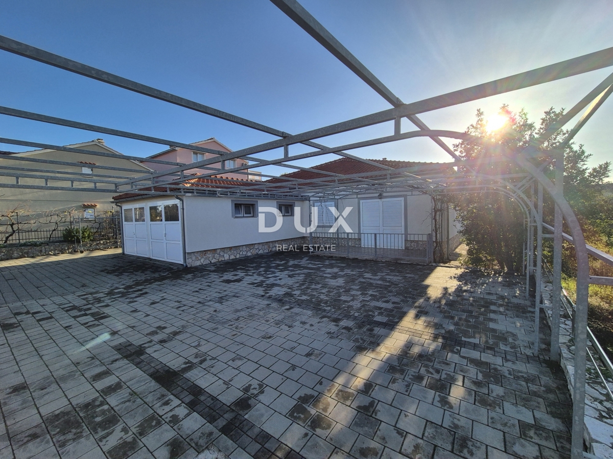 ŠIBENIK, PIROVAC - Hiša s 3 velikimi apartmaji, prostornim dvoriščem in odlično lokacijo, 300 m od morja!