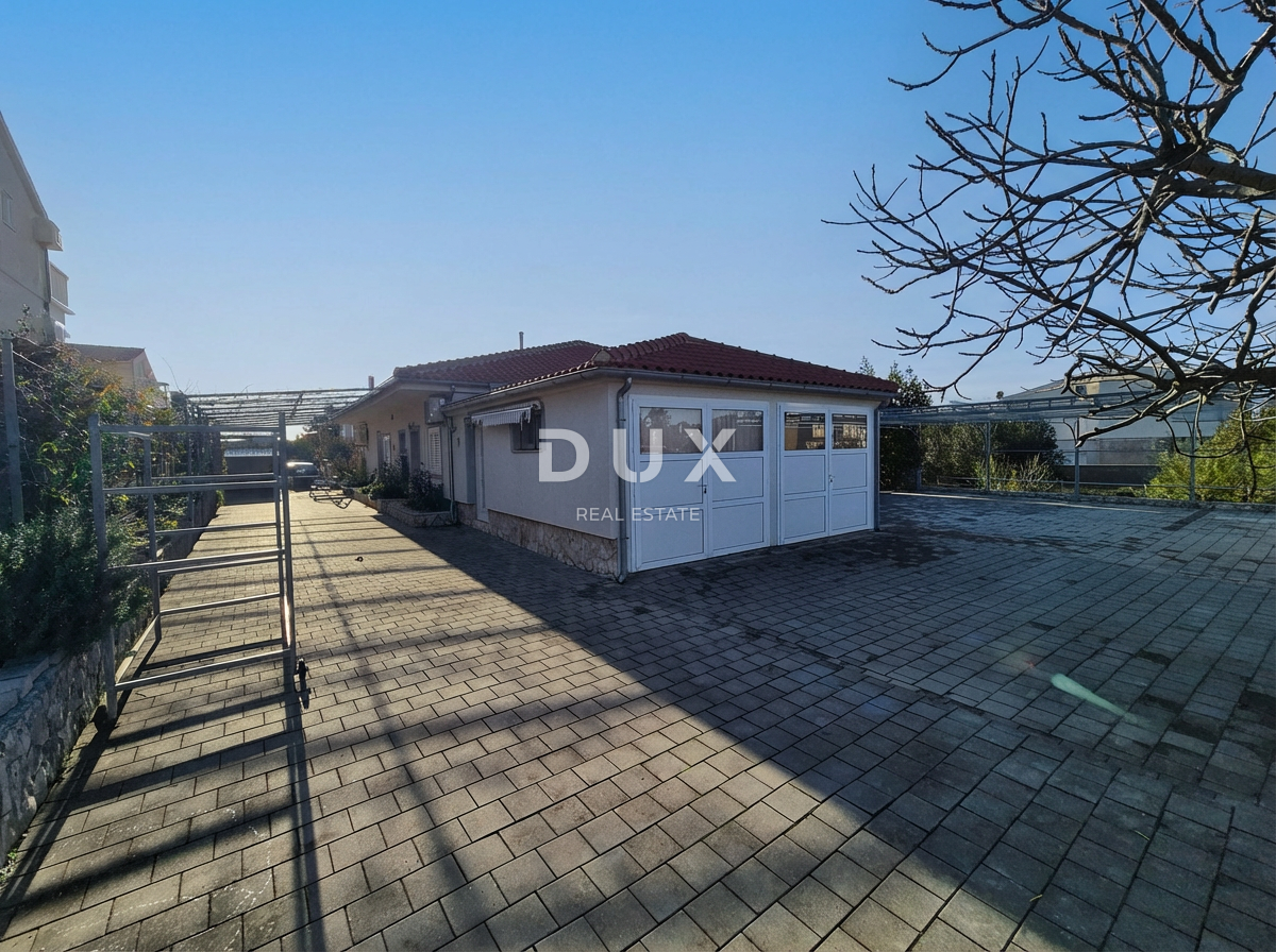 ŠIBENIK, PIROVAC - Hiša s 3 velikimi apartmaji, prostornim dvoriščem in odlično lokacijo, 300 m od morja!