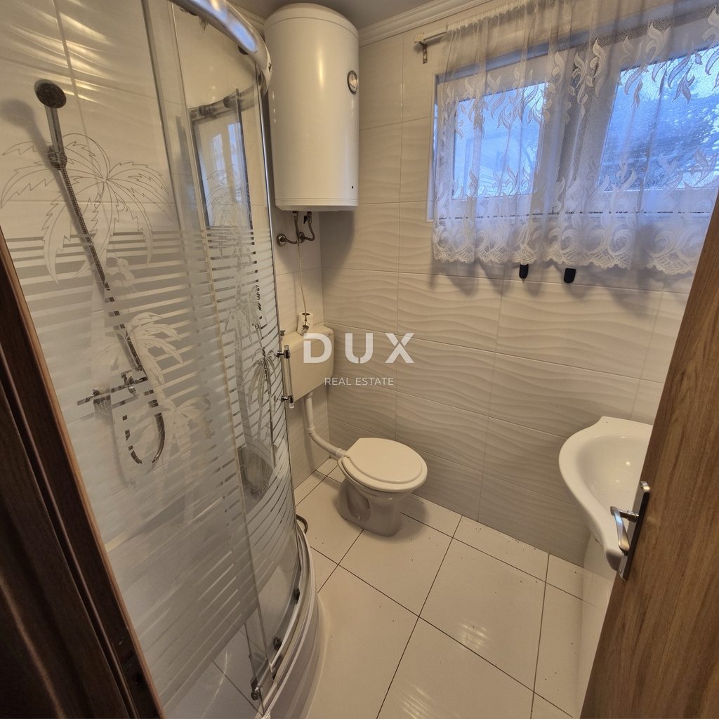 ŠIBENIK, PIROVAC - Hiša s 3 velikimi apartmaji, prostornim dvoriščem in odlično lokacijo, 300 m od morja!