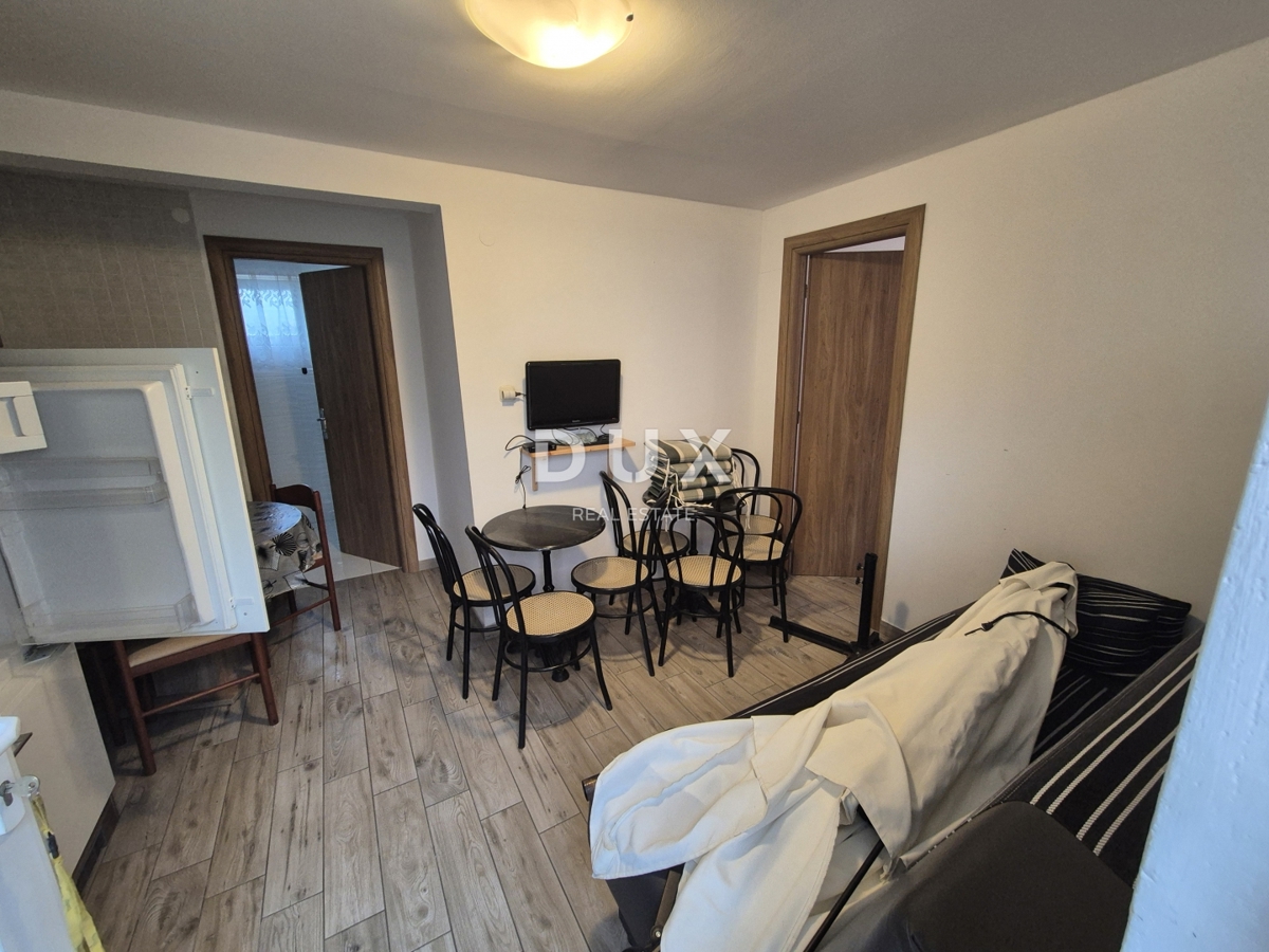 ŠIBENIK, PIROVAC - Hiša s 3 velikimi apartmaji, prostornim dvoriščem in odlično lokacijo, 300 m od morja!