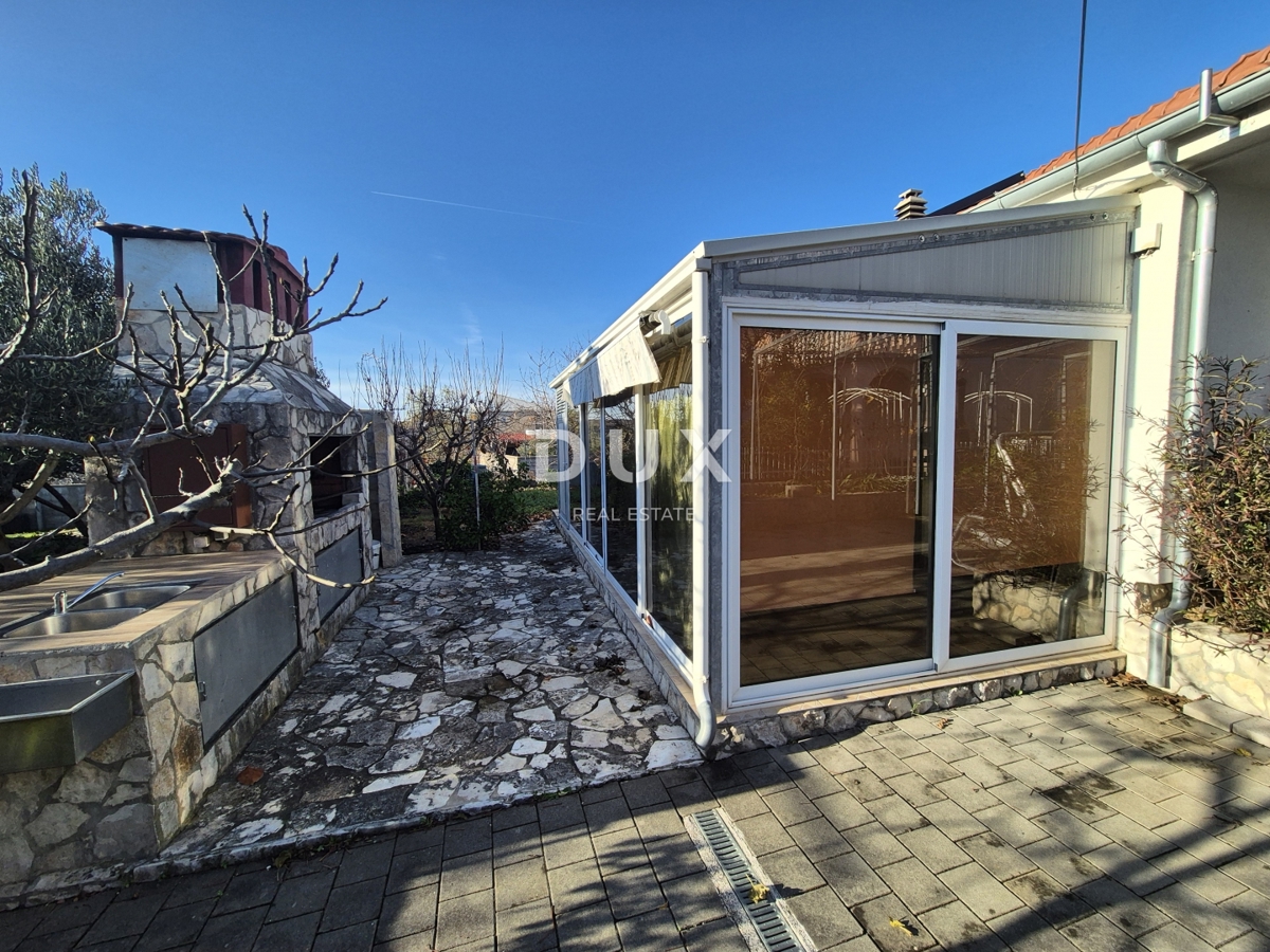 ŠIBENIK, PIROVAC - Hiša s 3 velikimi apartmaji, prostornim dvoriščem in odlično lokacijo, 300 m od morja!