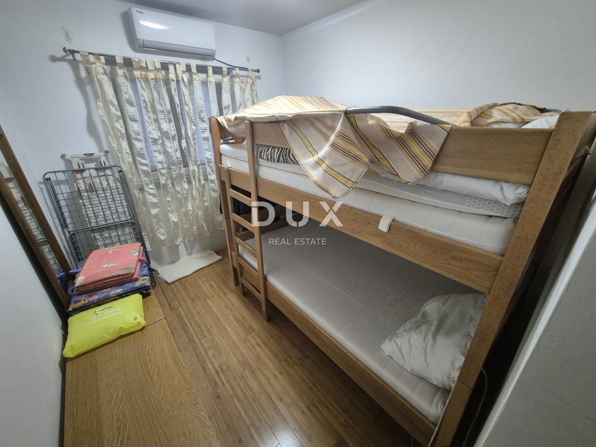 ŠIBENIK, PIROVAC - Hiša s 3 velikimi apartmaji, prostornim dvoriščem in odlično lokacijo, 300 m od morja!