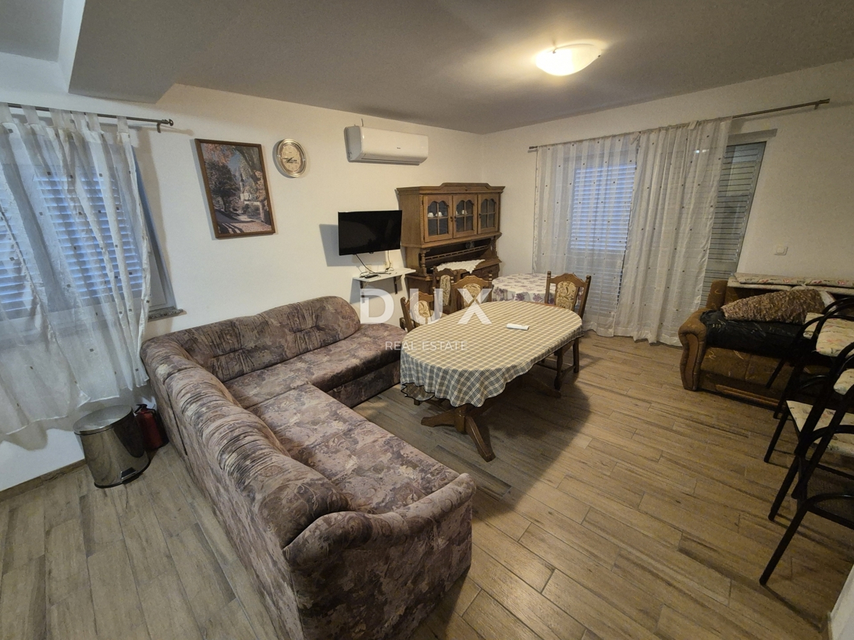 ŠIBENIK, PIROVAC - Hiša s 3 velikimi apartmaji, prostornim dvoriščem in odlično lokacijo, 300 m od morja!