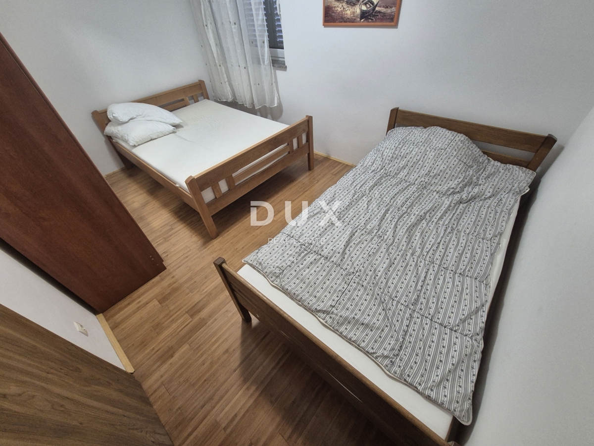 ŠIBENIK, PIROVAC - Hiša s 3 velikimi apartmaji, prostornim dvoriščem in odlično lokacijo, 300 m od morja!