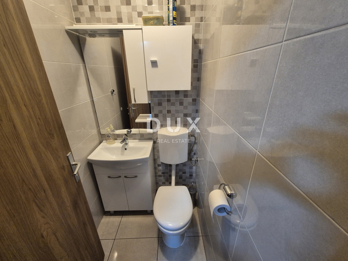 ŠIBENIK, PIROVAC - Hiša s 3 velikimi apartmaji, prostornim dvoriščem in odlično lokacijo, 300 m od morja!