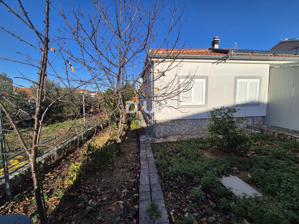 ŠIBENIK, PIROVAC - Hiša s 3 velikimi apartmaji, prostornim dvoriščem in odlično lokacijo, 300 m od morja!