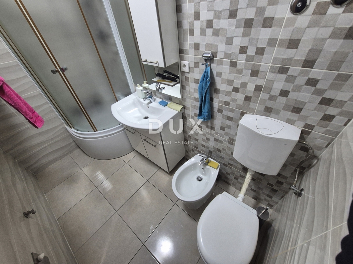 ŠIBENIK, PIROVAC - Hiša s 3 velikimi apartmaji, prostornim dvoriščem in odlično lokacijo, 300 m od morja!