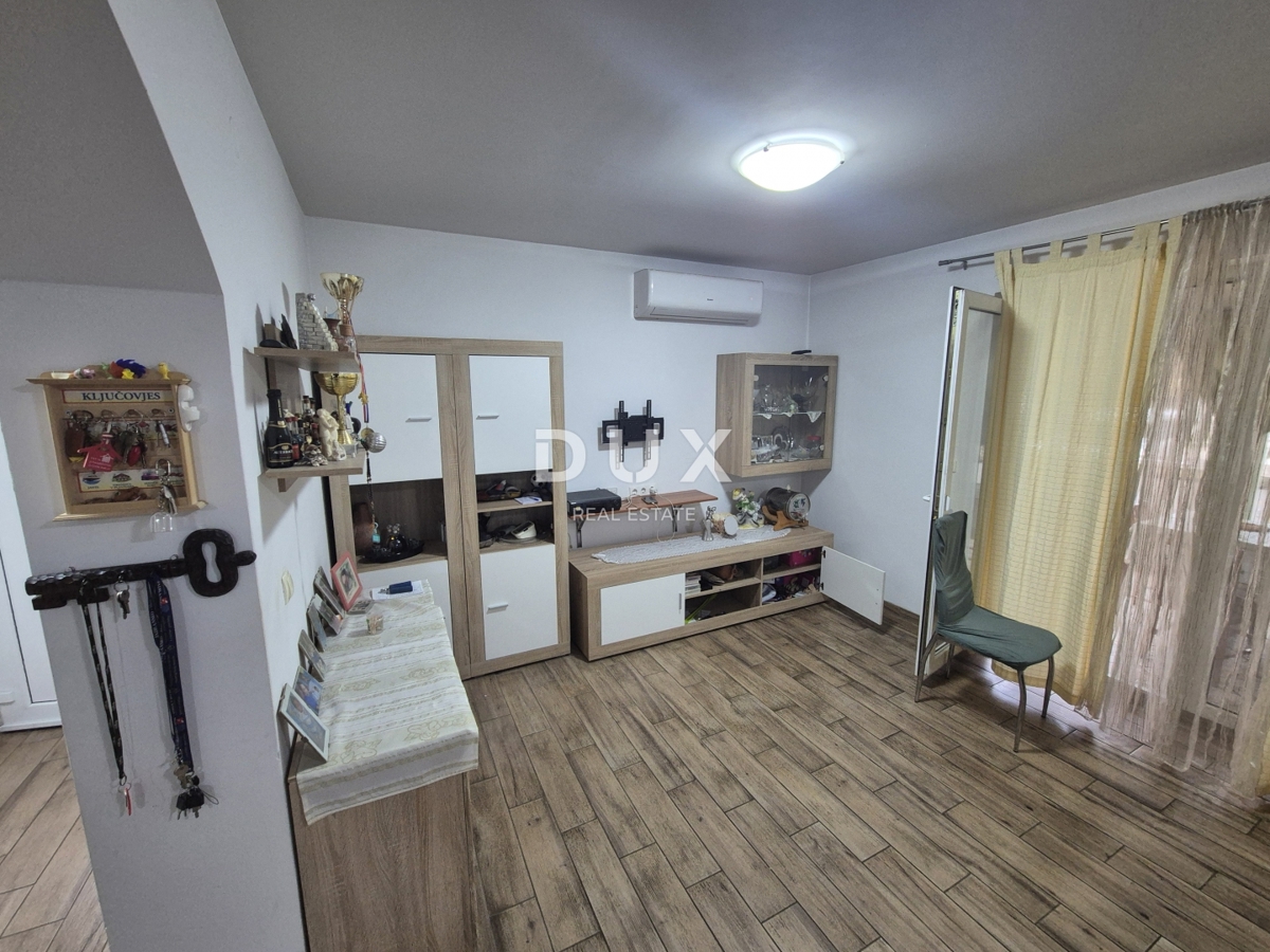 ŠIBENIK, PIROVAC - Hiša s 3 velikimi apartmaji, prostornim dvoriščem in odlično lokacijo, 300 m od morja!