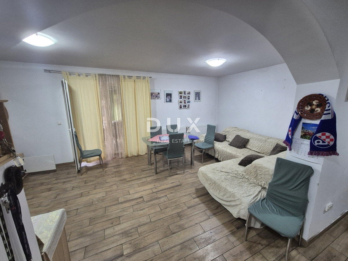 ŠIBENIK, PIROVAC - Hiša s 3 velikimi apartmaji, prostornim dvoriščem in odlično lokacijo, 300 m od morja!