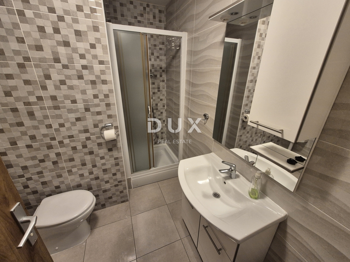 ŠIBENIK, PIROVAC - Hiša s 3 velikimi apartmaji, prostornim dvoriščem in odlično lokacijo, 300 m od morja!