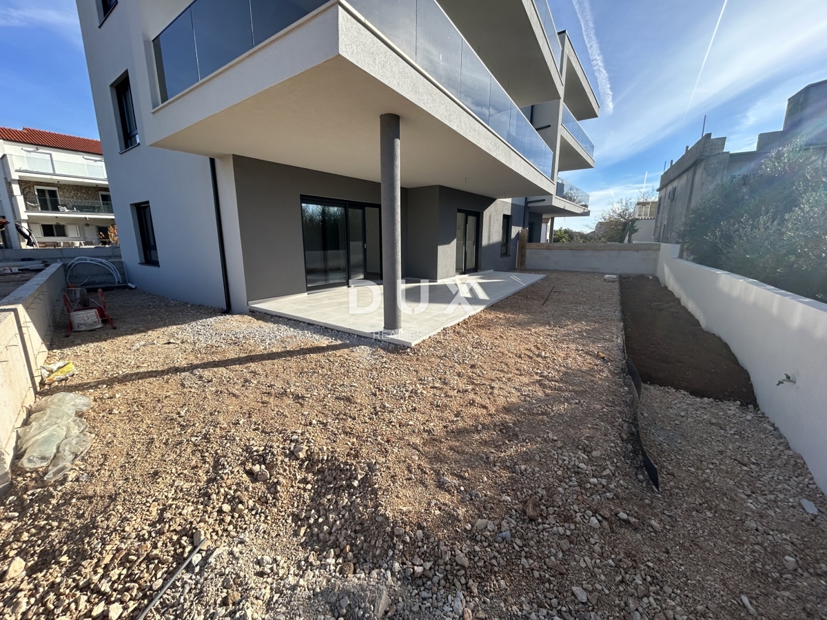 ŠIBENIK, TRIBUNJ – Stanovanje v pritličju novogradnje z dvoriščem! PRILOŽNOST!