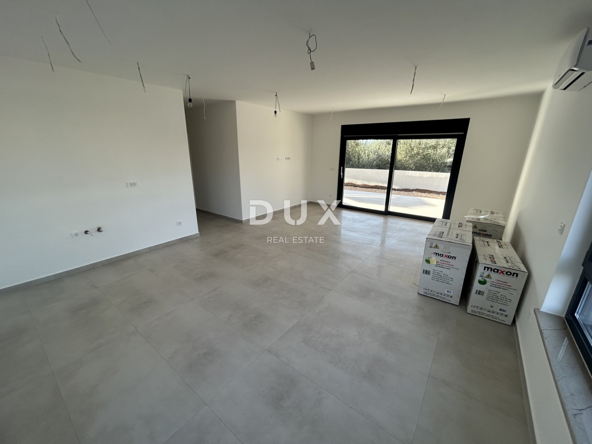 ŠIBENIK, TRIBUNJ – Stanovanje v pritličju novogradnje z dvoriščem! PRILOŽNOST!