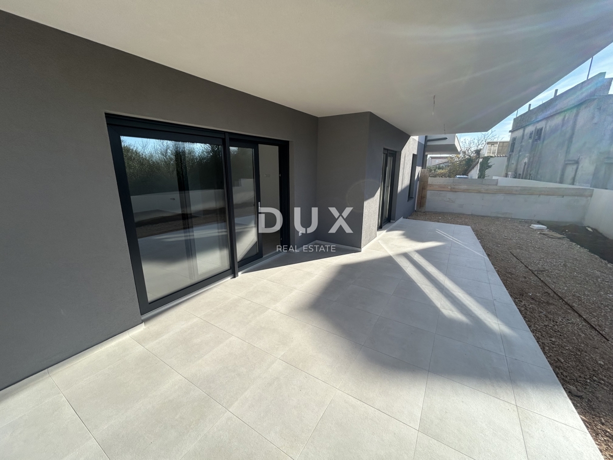 ŠIBENIK, TRIBUNJ – Stanovanje v pritličju novogradnje z dvoriščem! PRILOŽNOST!