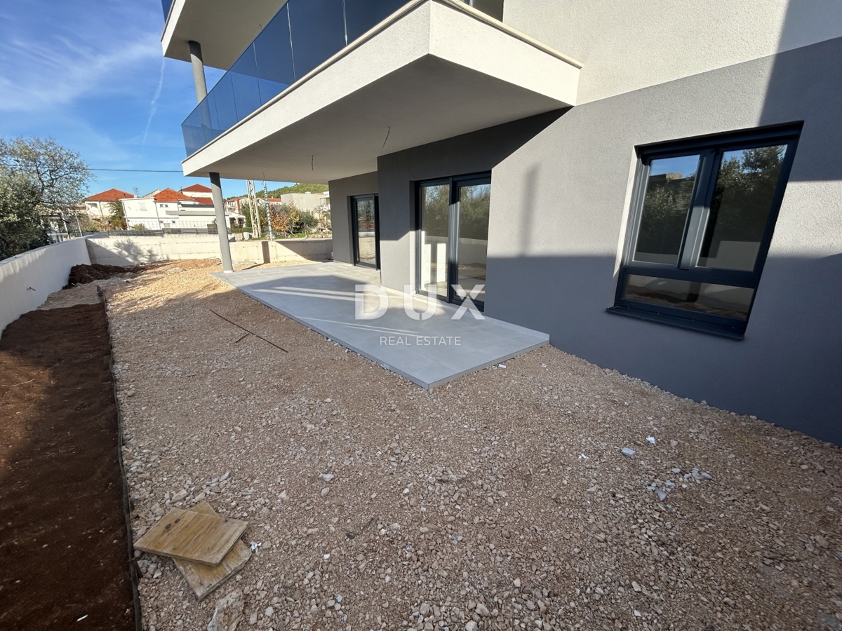 ŠIBENIK, TRIBUNJ – Stanovanje v pritličju novogradnje z dvoriščem! PRILOŽNOST!