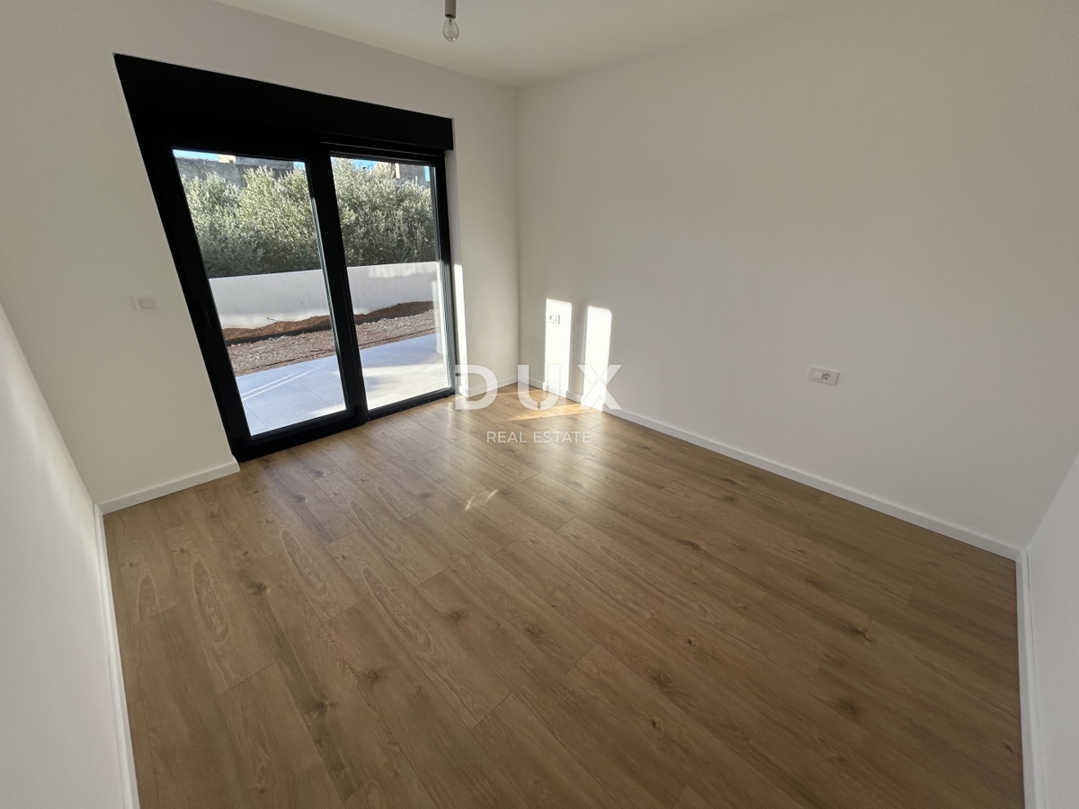 ŠIBENIK, TRIBUNJ – Stanovanje v pritličju novogradnje z dvoriščem! PRILOŽNOST!