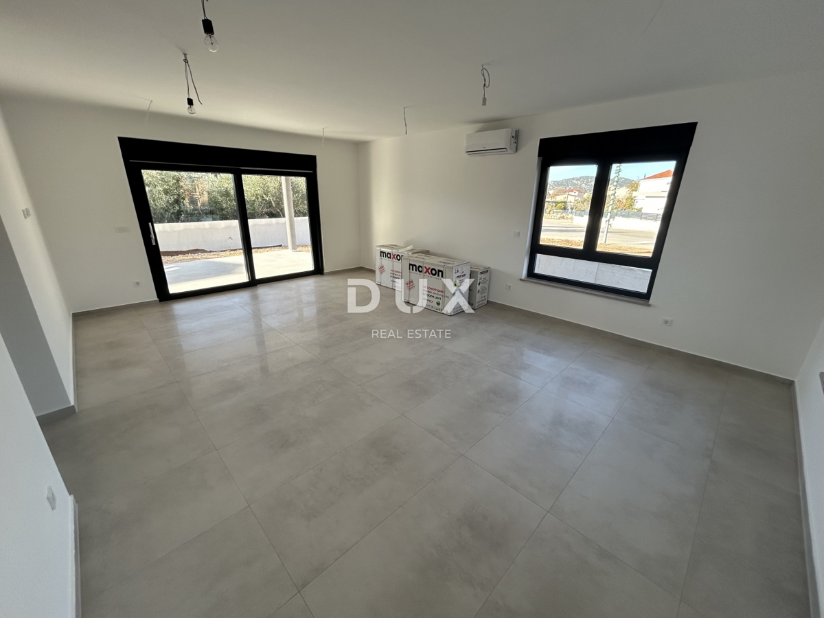 ŠIBENIK, TRIBUNJ – Stanovanje v pritličju novogradnje z dvoriščem! PRILOŽNOST!