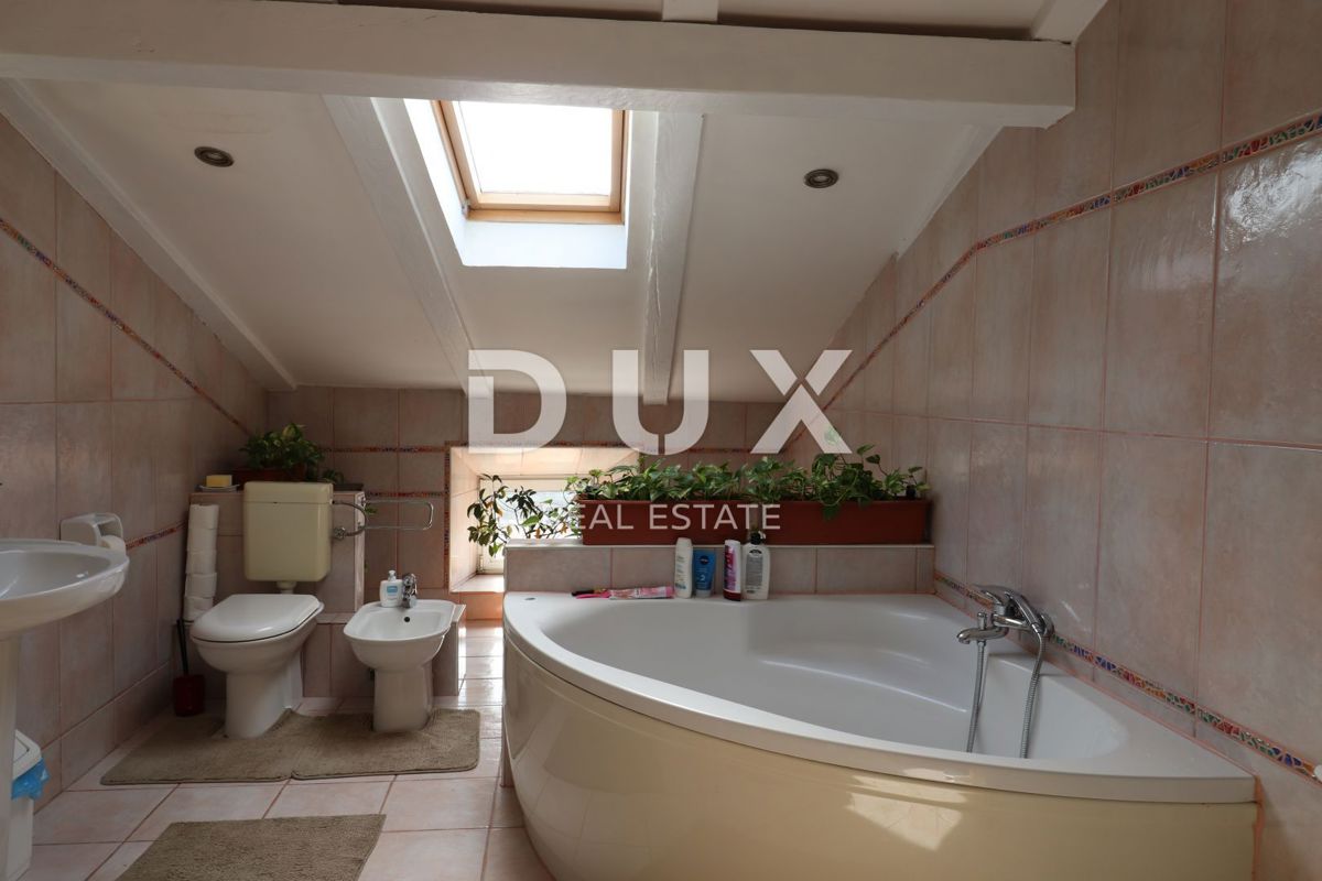 OTOK CRES, MESTO CRES - staro mestno jedro, restavracija, dvonadstropno stanovanje, apartmaji