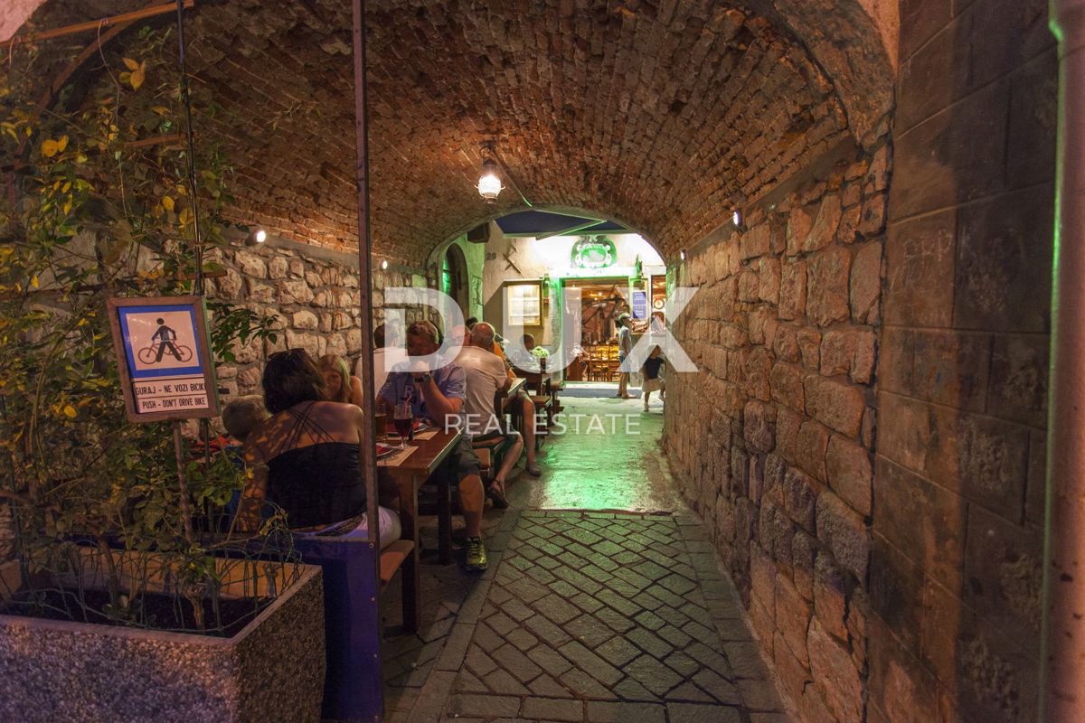 OTOK CRES, MESTO CRES - staro mestno jedro, restavracija, dvonadstropno stanovanje, apartmaji