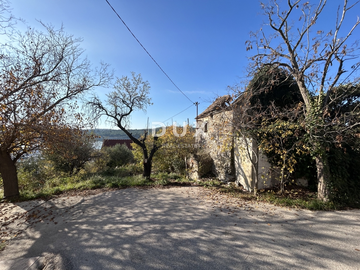 ŠIBENIK, MANDALINA - Gradbeno zemljišče z dvema starima hišama