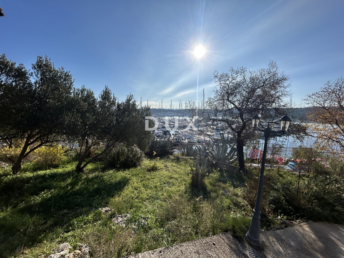 ŠIBENIK, MANDALINA - Gradbeno zemljišče z dvema starima hišama