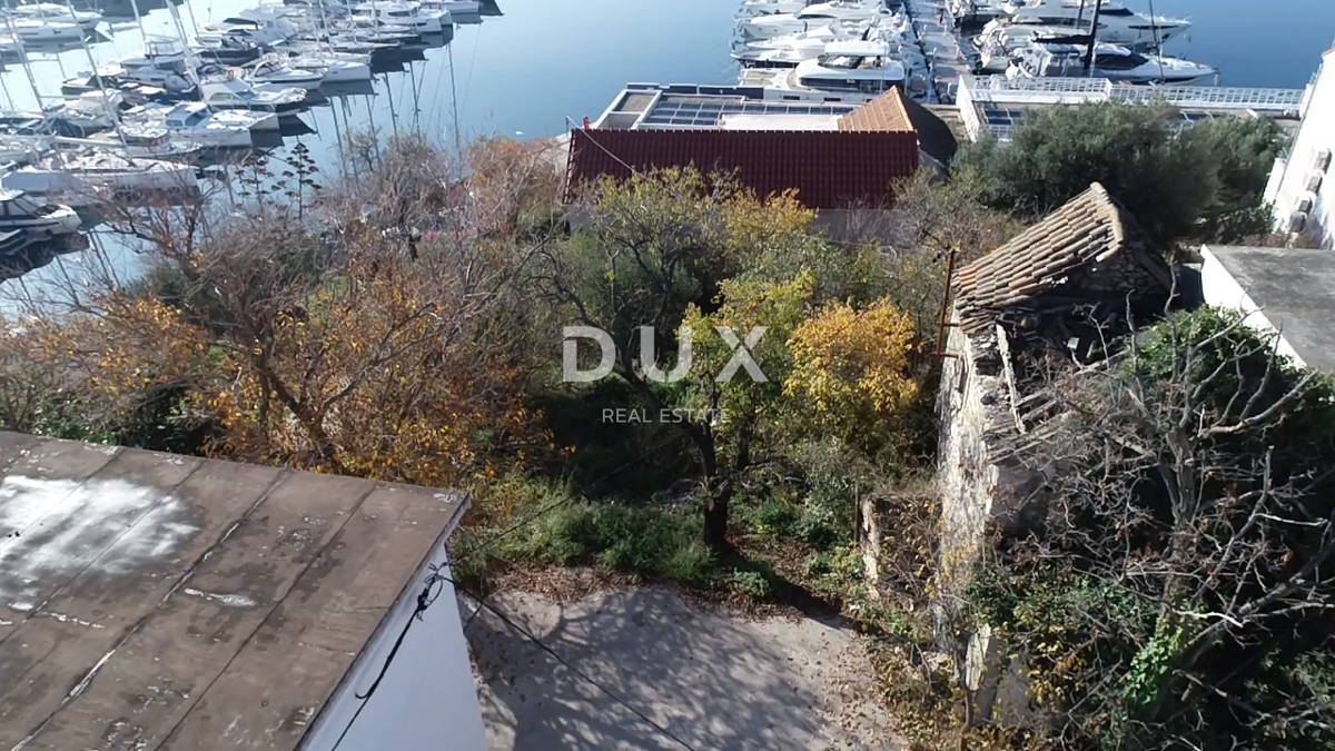 ŠIBENIK, MANDALINA - Gradbeno zemljišče z dvema starima hišama