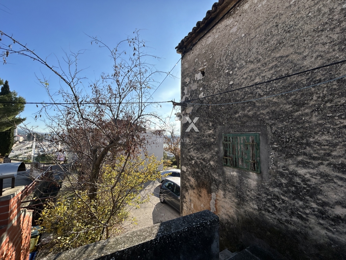 ŠIBENIK, MANDALINA - Gradbeno zemljišče z dvema starima hišama