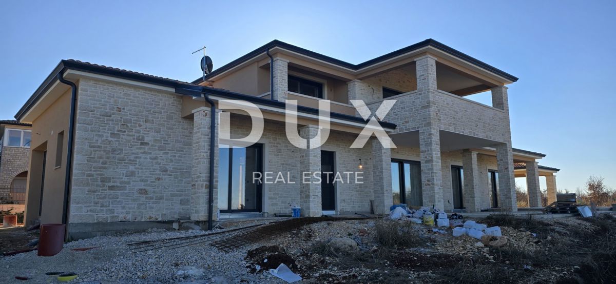 ISTRA, KAŠTELIR - Fascinantna kamnita vila s panoramskim pogledom na morje